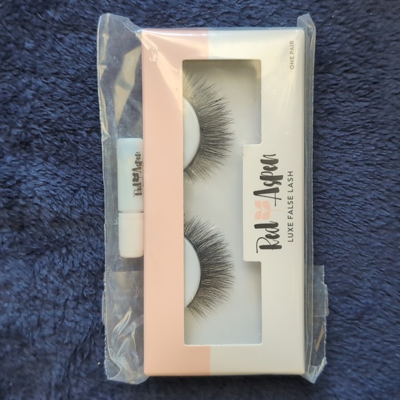 Red Aspen Other - Red Aspen Luxe False Lashes and Mini Adhesive